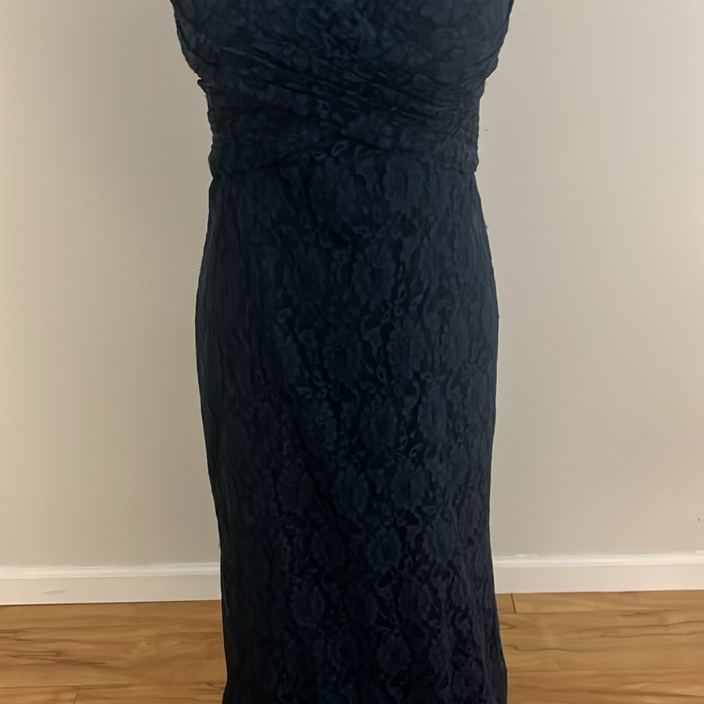 Lace gown - Picture 3 of 9
